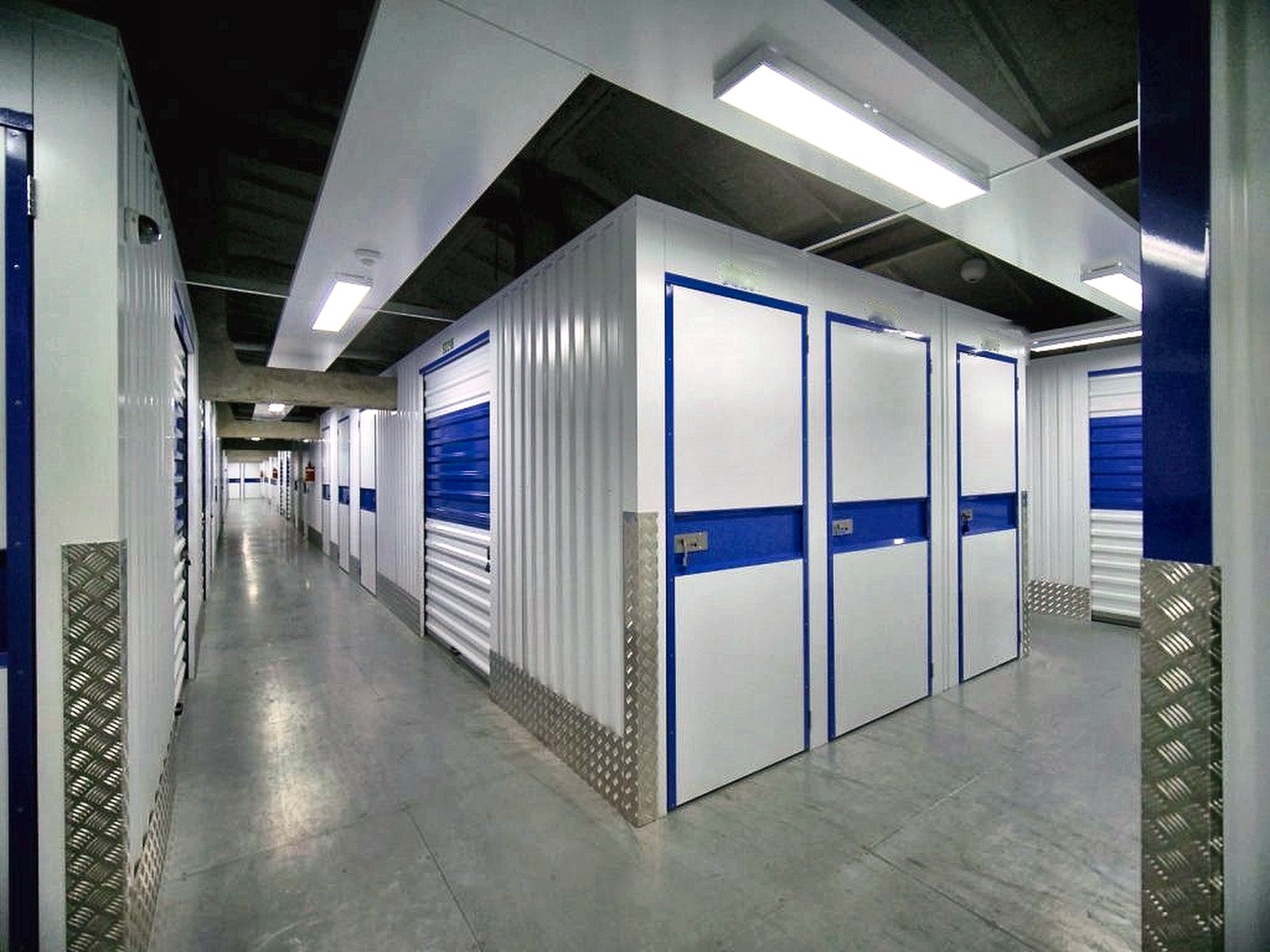 Automated storage rooms in a business centre: container-type modules with electronic locks