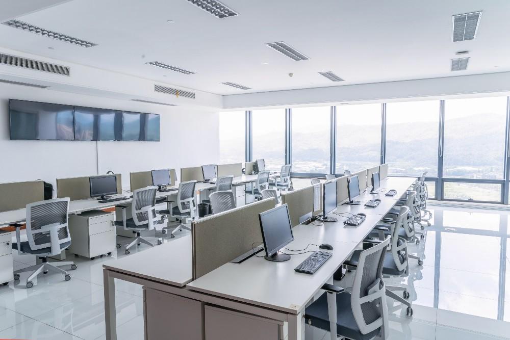 Гибридный офис без шумовых загрязнений open space